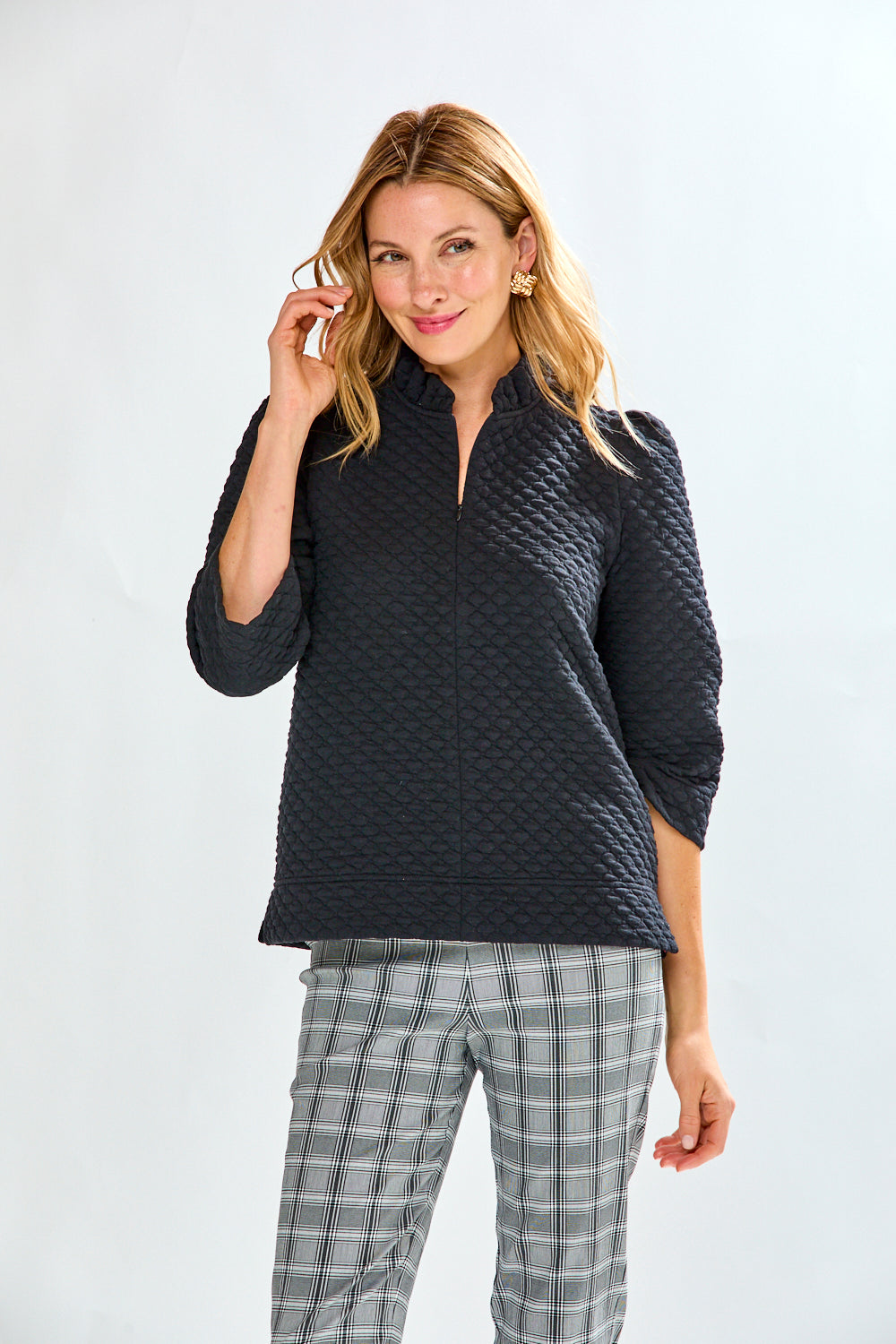 Woman wearing a textured white shirt and blue jeans