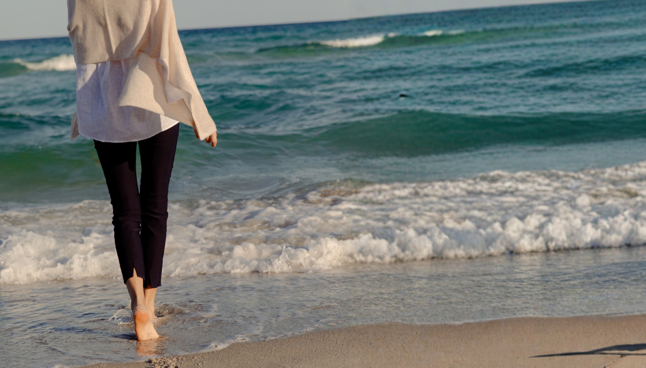 girl wearing sheri pants on the beach