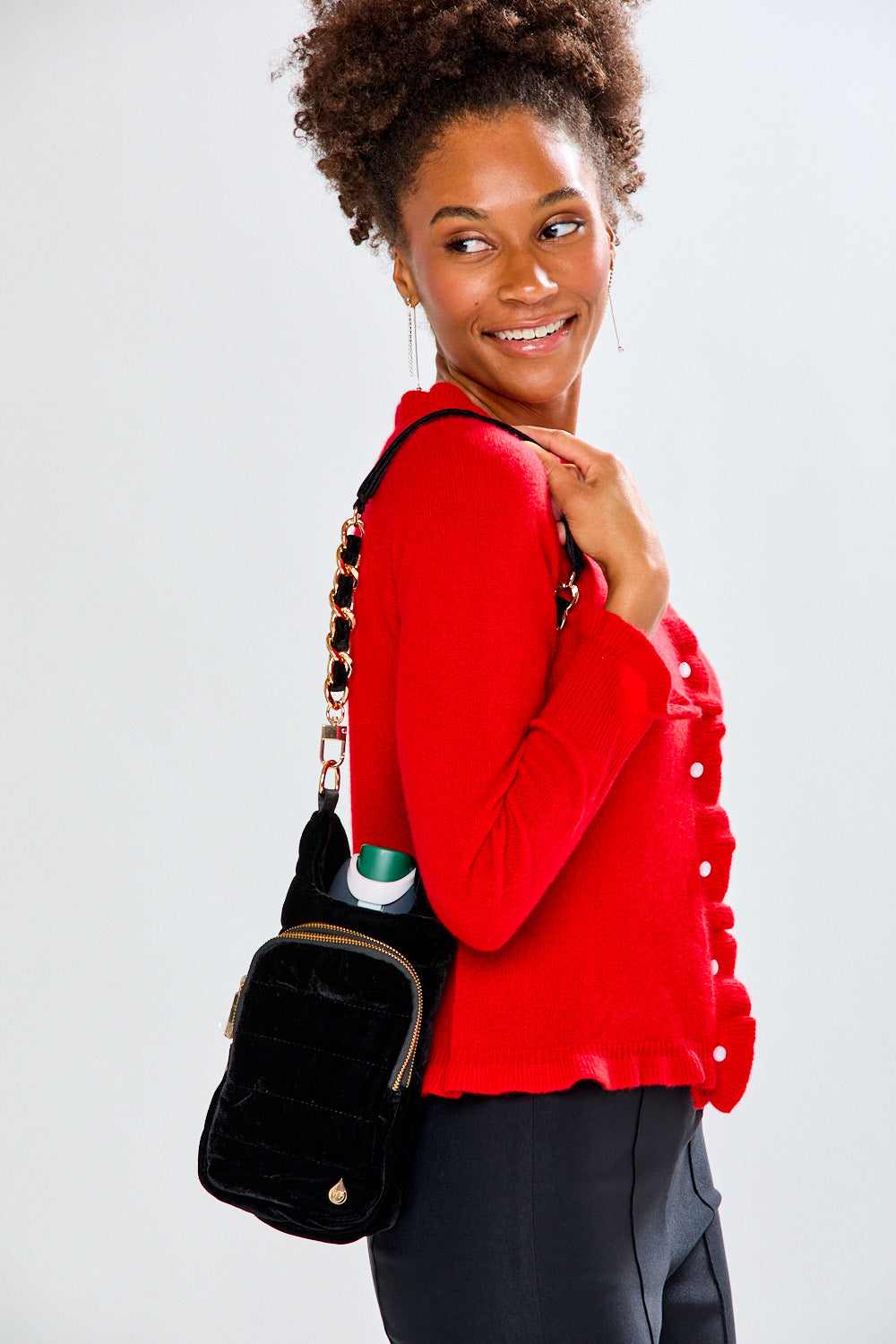 Woman carrying black velvet hydrobag