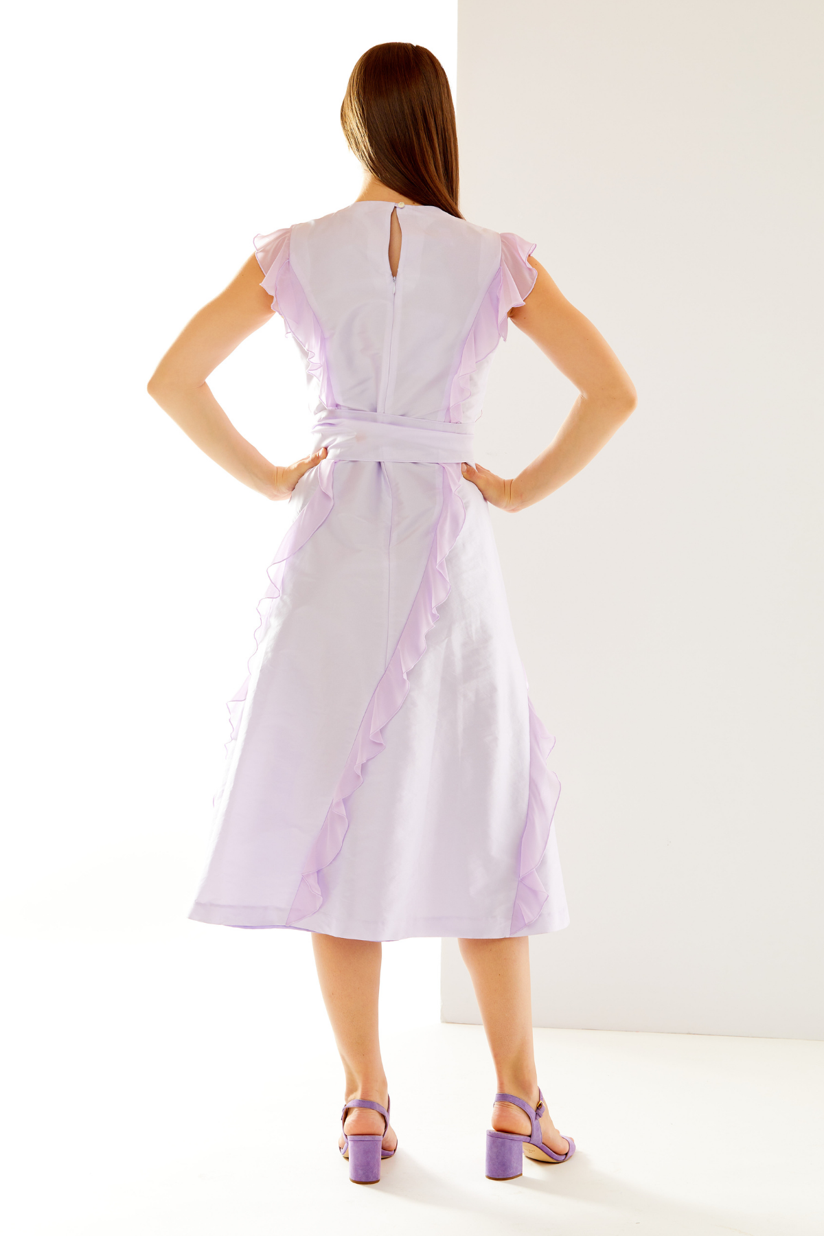 Woman in lilac taffeta dress