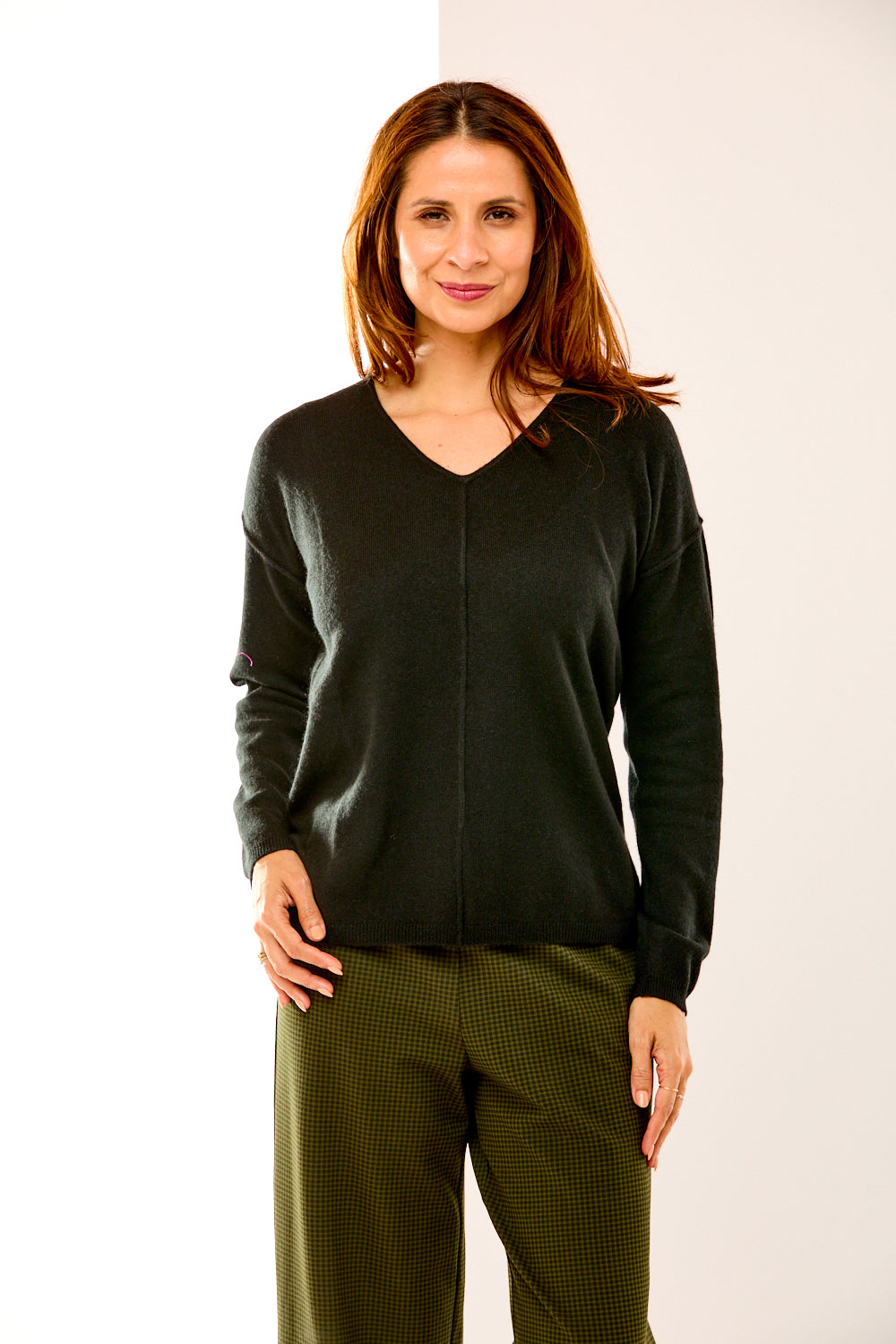 Cashmere v neck pullover in Black