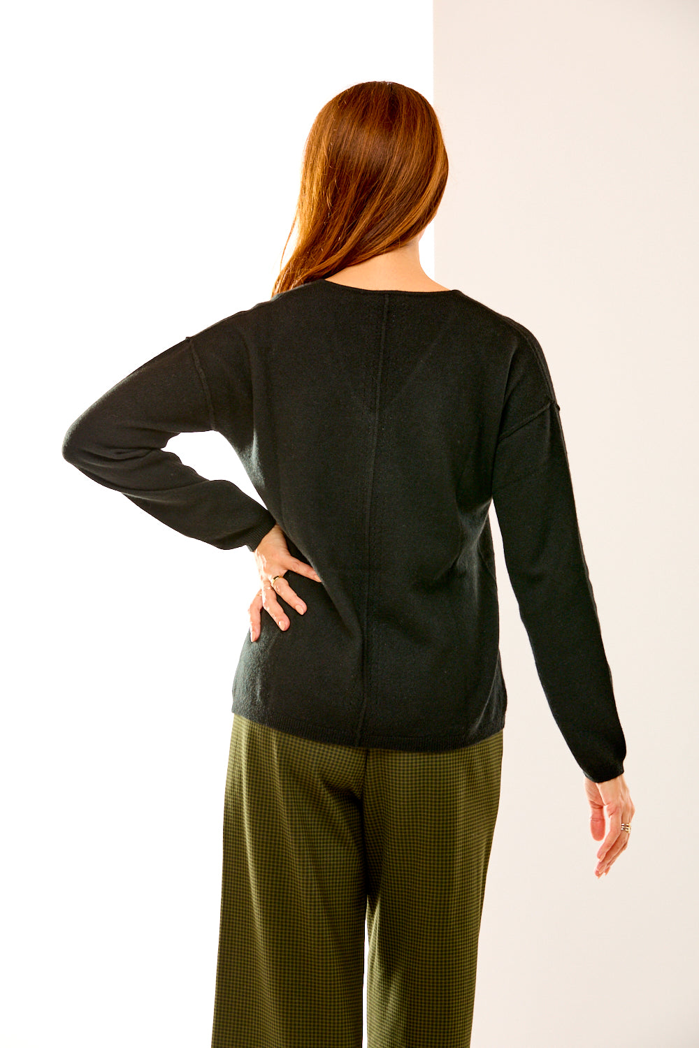 Cashmere v neck pullover in Black