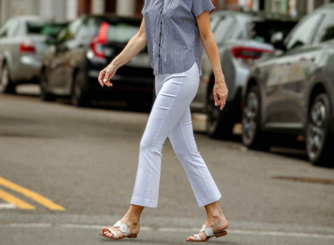 woman wearing the mallory pant crossing the street