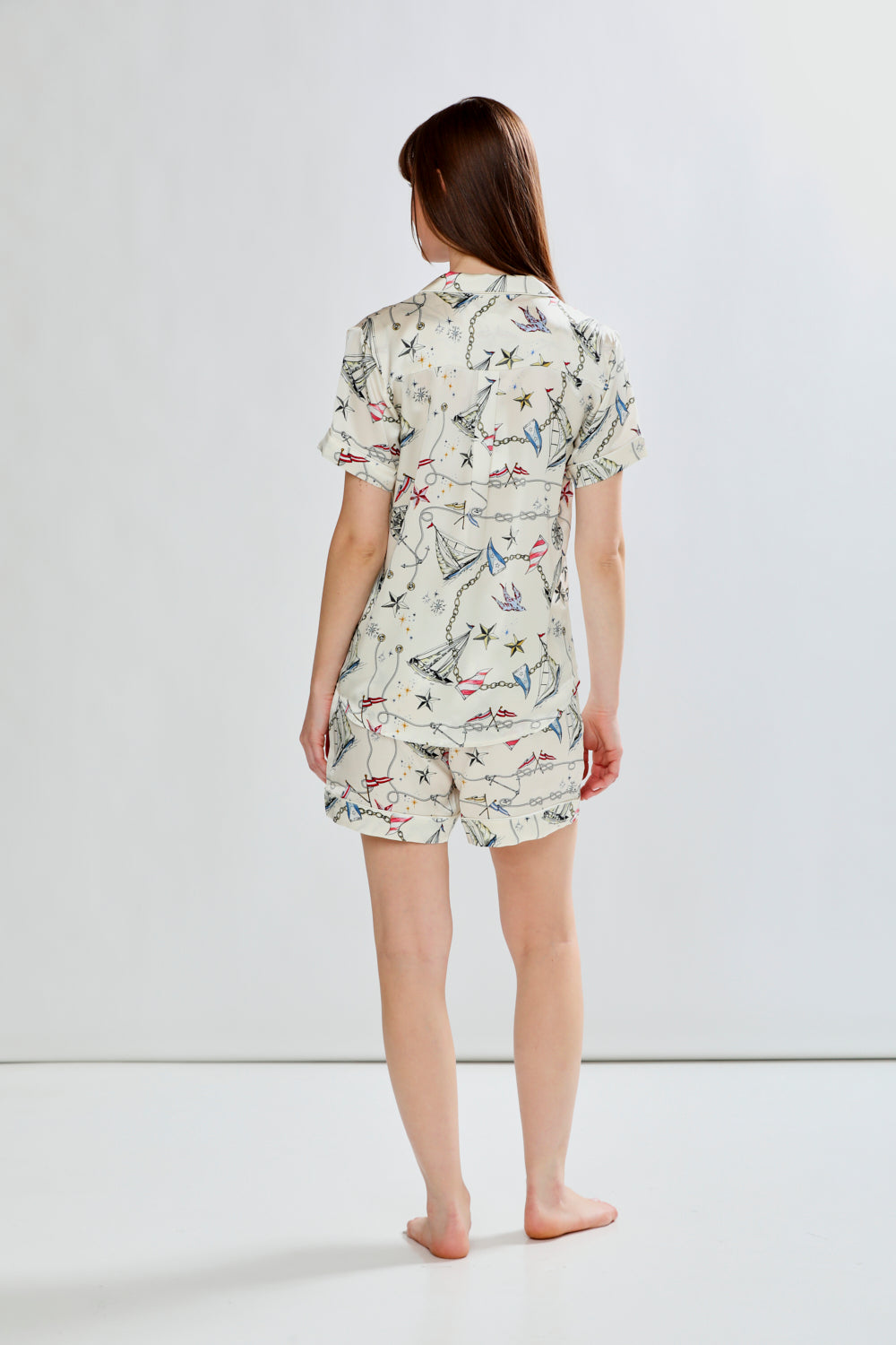Woman wearing WOMENS SILK SHORT SLEEVE SET