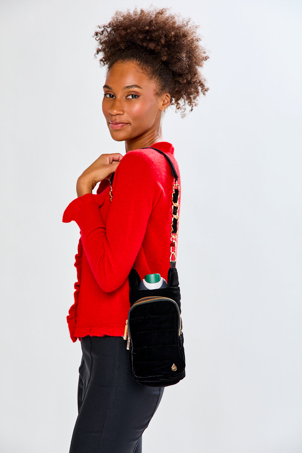 Woman carrying black velvet hydrobag