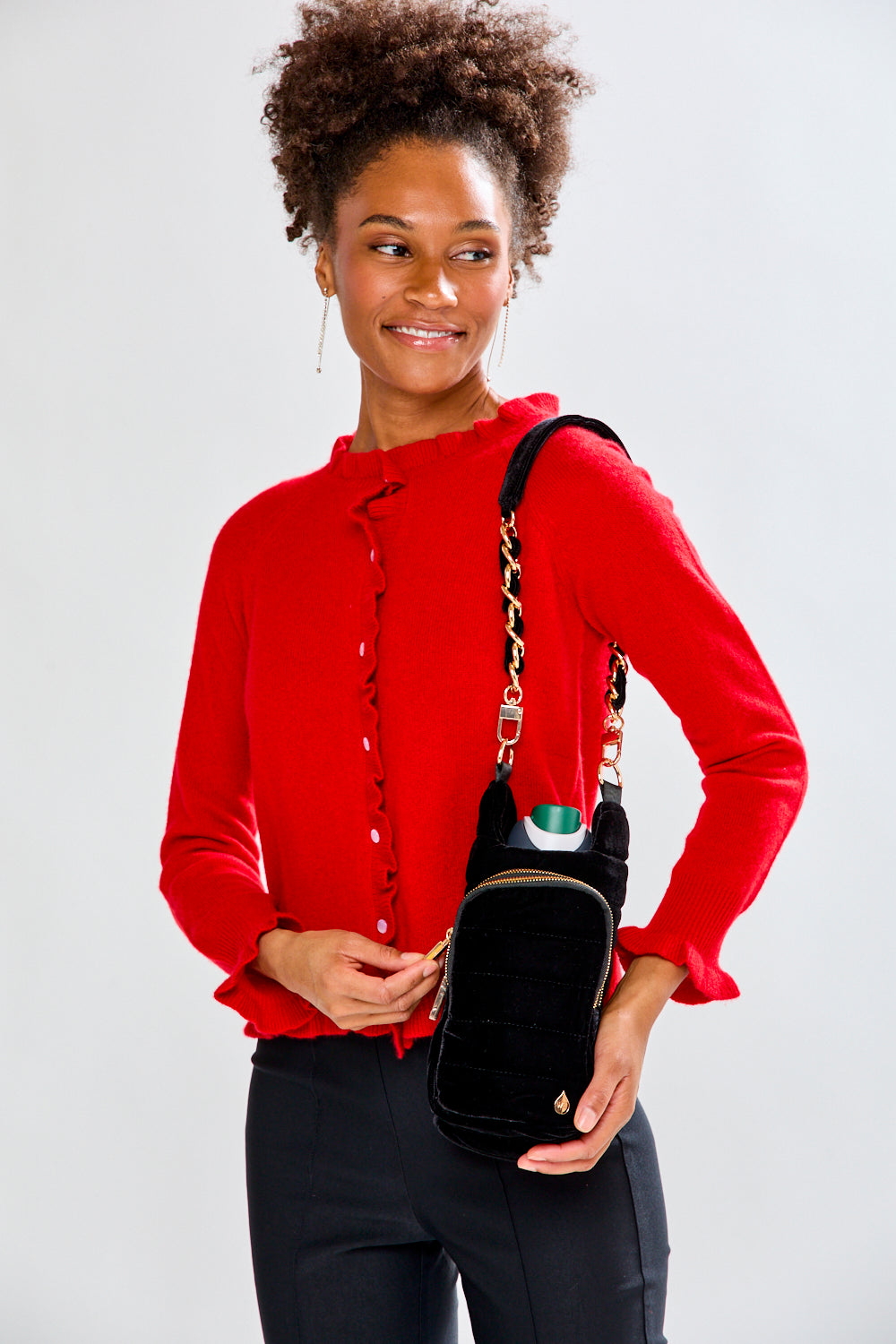 Woman carrying black velvet hydrobag