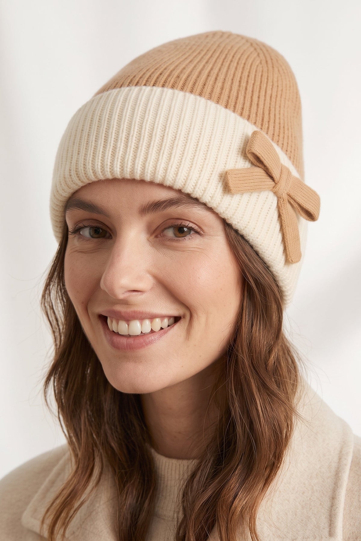 Woman wearing a neutral toned beanie