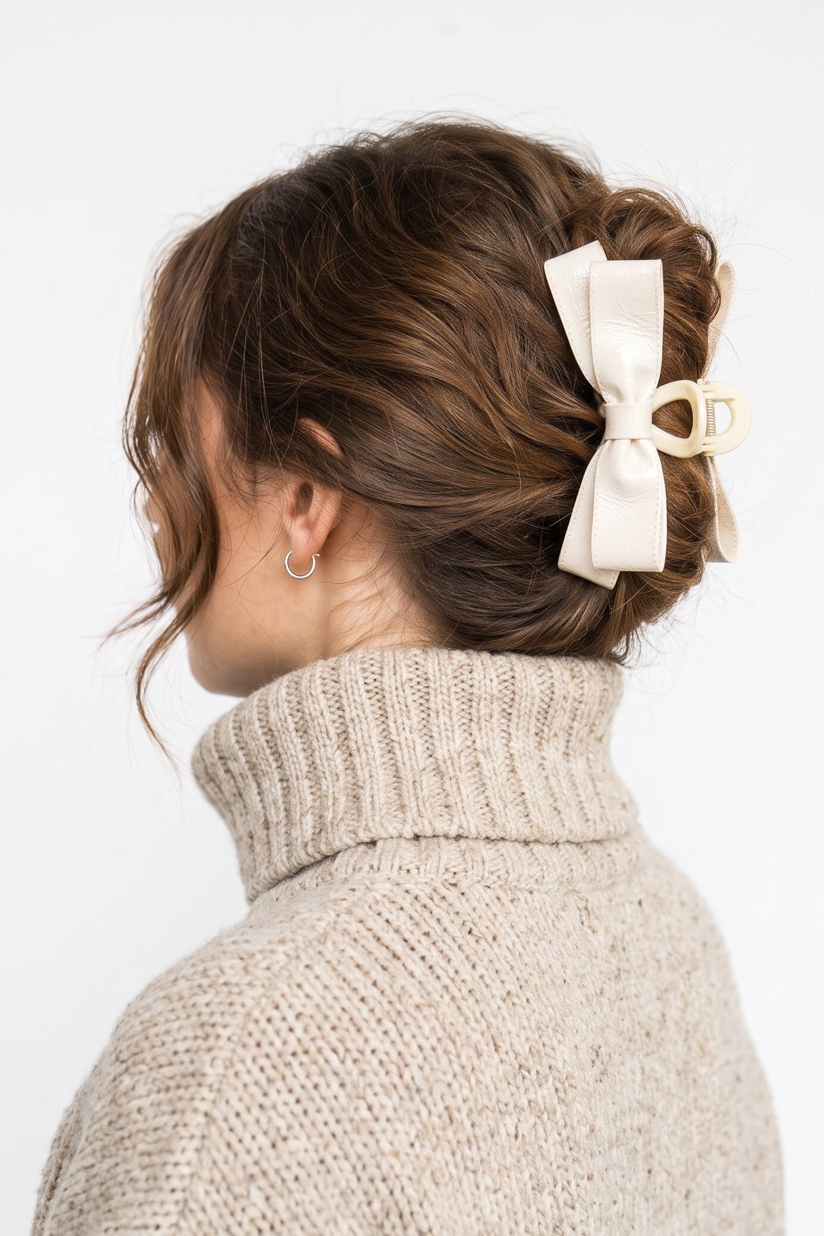 Woman wearing the Paige bow clip in white